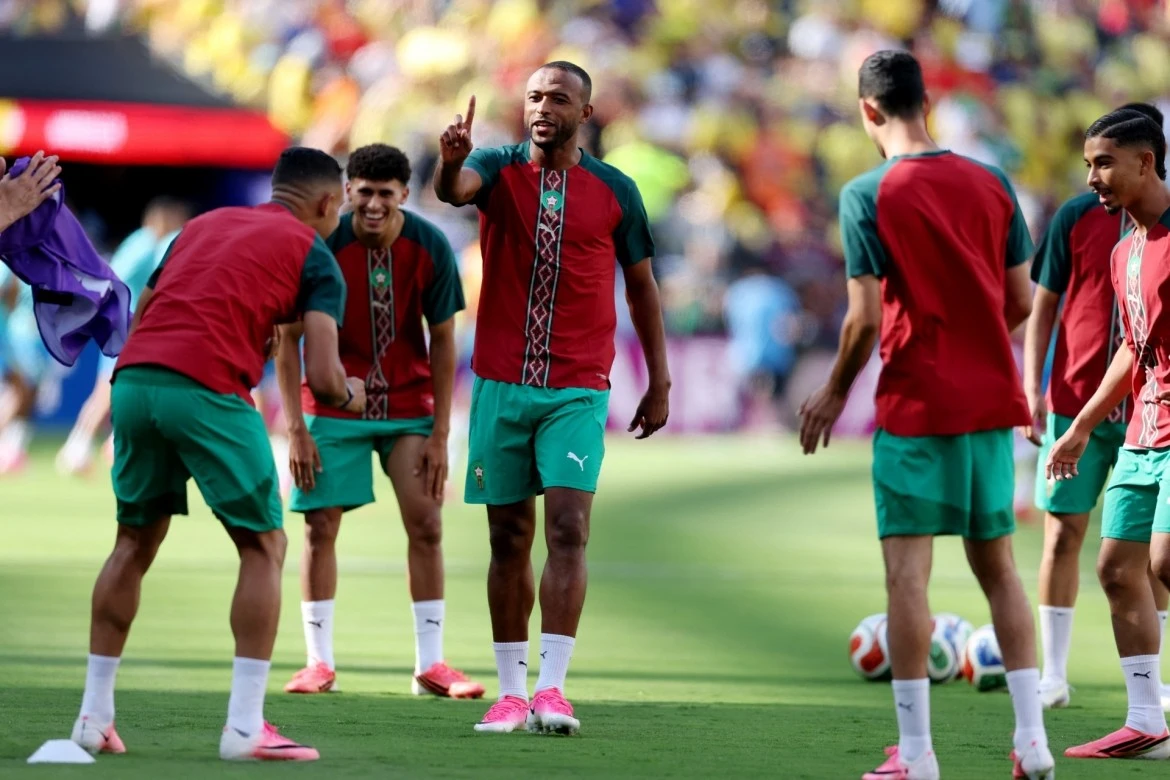 モロッコ代表選手たちが試合前にウォーミングアップを行う(写真:ロイター) Các cầu thủ Morocco "làm nóng" trước giờ G (Ảnh: Reuters)