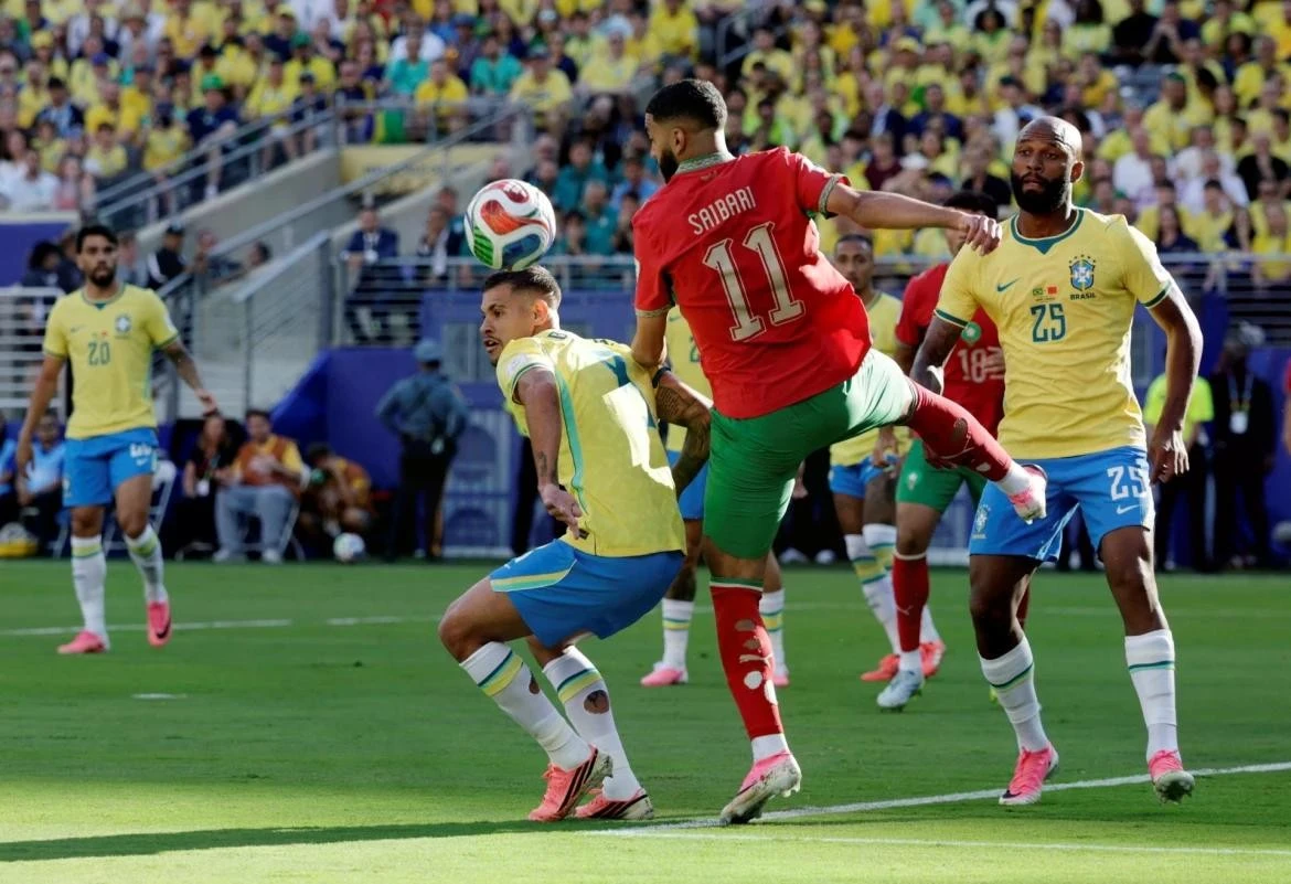モロッコは試合開始のホイッスルからブラジルに多くの困難をもたらしている(写真:ロイター) Morocco đang khiến Brazil gặp rất nhiều khó khăn sau tiếng còi khai cuộc (Ảnh: Reuters)