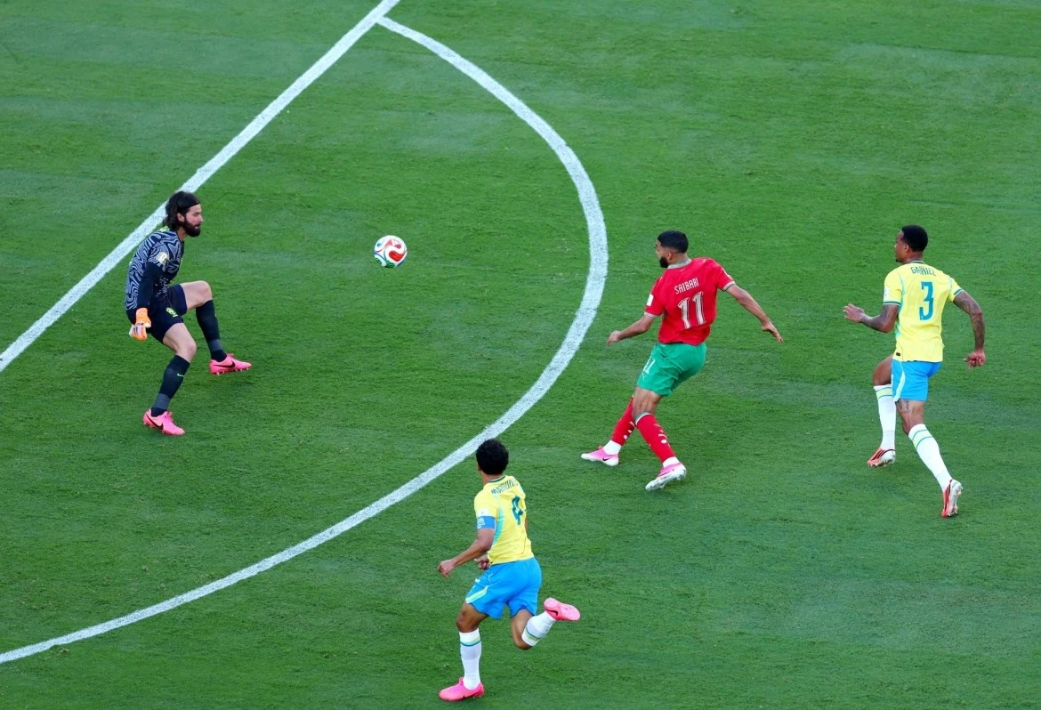 サイバリはメットライフ・スタジアムで行われたブラジル戦で、試合開始からわずか20分過ぎにモロッコの先制点を挙げた(写真:ロイター)。 Saibari mở tỷ số cho Morocco trước Brazil sau hơn 20 phút bóng lăn ở sân MetLife (Ảnh: Reuters)