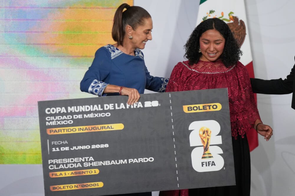 メキシコ大統領、W杯開幕戦チケットを先住民女性に贈呈 | スマートニュース SmartNews