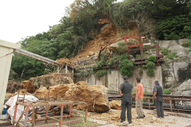 長雨続き、巨大な岩が落石　2年前も発生、所有者「対策を」　沖縄・北中城【動画】