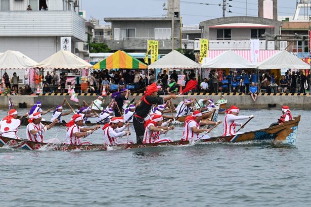 糸満ハーレー勇壮に 豊漁や航海安全願い 「御願バーレー」で幕開け 沖縄
