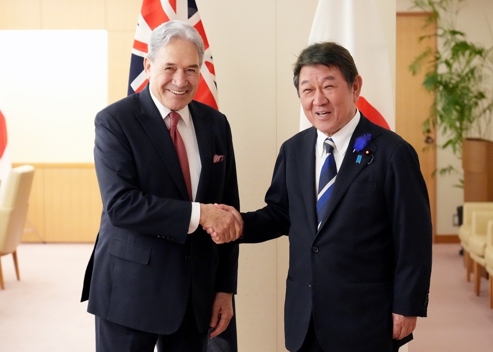 握手をする茂木外務大臣とピーターズ外務大臣