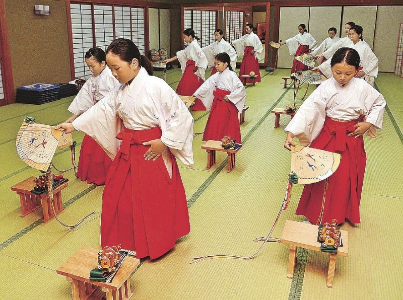 舞姫 本番へ稽古重ねる 田辺祭、13人が舞奉納、和歌山:紀伊民報AGARA|和歌山県のニュースサイト 田辺祭に向けて稽古を重ねる舞姫(和歌山県田辺市東陽で)