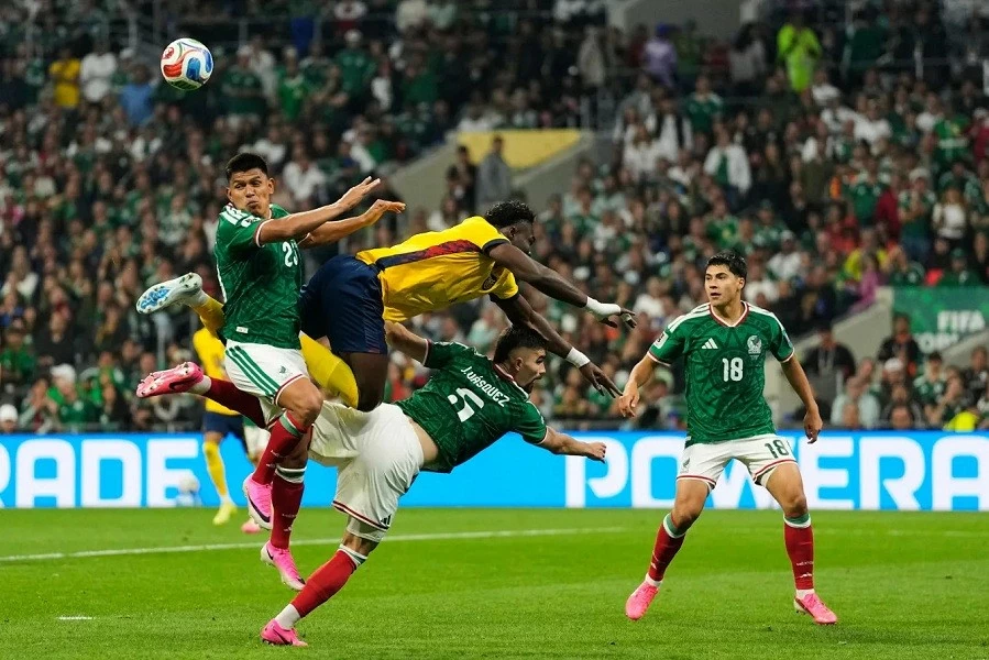 Kết quả bóng đá Vòng 1/32 World Cup: Mexico 2-0 Ecuador: Mexico phá dớp 40 năm ở World Cup, hẹn đại chiến Anh tại vòng 1/16