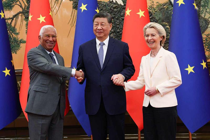 中国・北京で2025年7月に開催された第25回欧州連合（EU）・中国首脳会談の様子。左からコスタ欧州理事会議長（EU大統領）、習近平国家主席、フォンデアライエン欧州委員長。