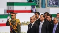 メドベージェフ氏はテヘランで、故イラン最高指導者アリー・ハメネイ師の棺を訪れた。