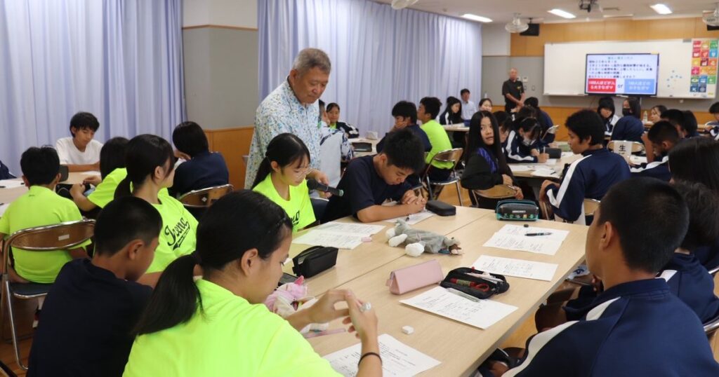 沖縄戦「自分なら」想像 比嘉さん講師に平和学習 伊是名中 沖縄戦「自分なら」想像 比嘉さん講師に平和学習 伊是名中