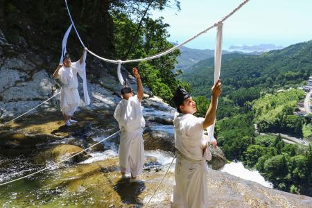 「那智の滝」の大しめ縄を新調 扇祭り前に、和歌山 | 全国のニュース | 福井新聞ONLINE 「那智の滝」の大しめ縄を新調 扇祭り前に、和歌山 | 全国のニュース | 福井新聞ONLINE