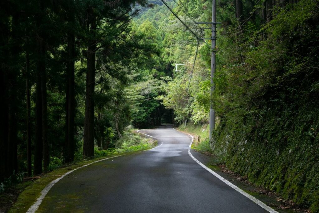 香川県の林道に設置された「巨大ゲームボーイ」に目を疑う 違和感だらけの光景に反響 | LIMO | くらしとお金の経済メディア 香川県の林道に設置された「巨大ゲームボーイ」に目を疑う 違和感だらけの光景に反響 | LIMO | くらしとお金の経済メディア