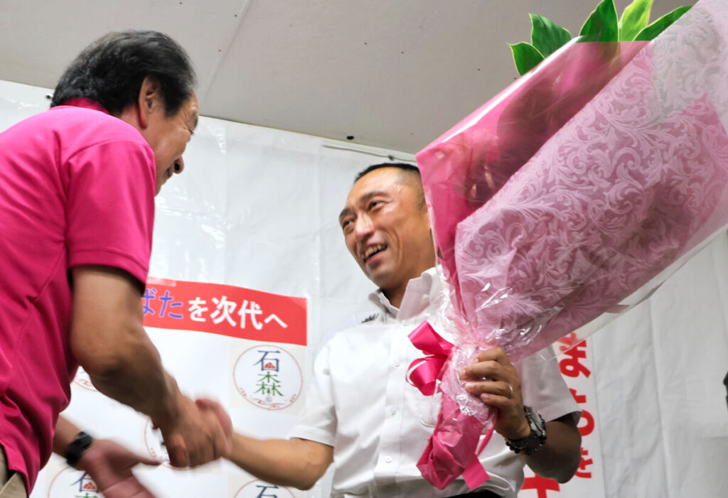 宮城・柴田町長選挙 元町議会議長の石森靖明さんが初当選「町民みんなが自慢できる町をつくる」 | 河北新報オンライン 宮城・柴田町長選挙 元町議会議長の石森靖明さんが初当選「町民みんなが自慢できる町をつくる」 | 河北新報オンライン