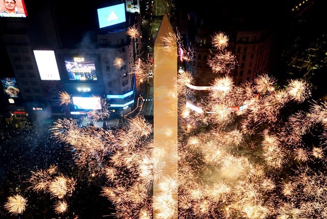 アルゼンチンのファンは、2026年ワールドカップ決勝での敗北後、警察に石を投げつけた - 写真1。