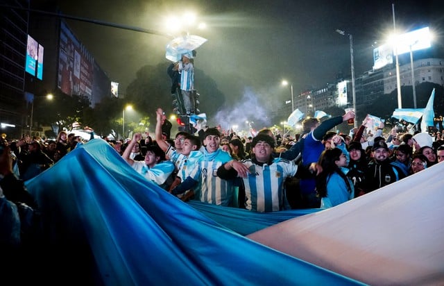 アルゼンチンのファンは、2026年ワールドカップ決勝での敗北後、警察に石を投げつけた。写真2。