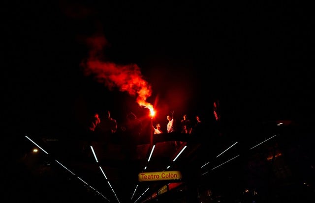 2026年ワールドカップ決勝での敗北後、アルゼンチンのファンが警察に石を投げつける - 写真3。