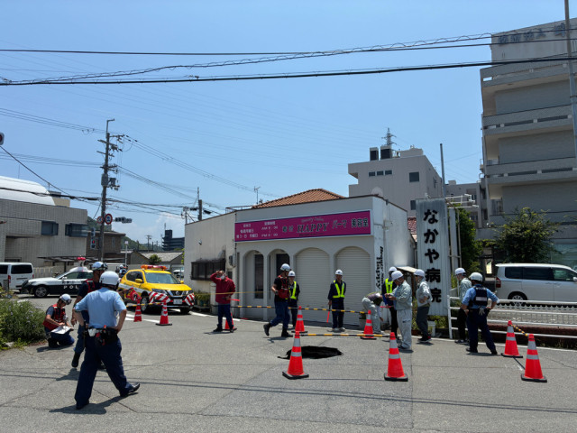 【速報】直径1m・深さ50cmの道路陥没か 和歌山市内の住宅街で道路に“穴”があく 周辺道路は一部交通規制(ABC NEWS 関西ニュース)|dメニューニュース(NTTドコモ) 【速報】直径1m・深さ50cmの道路陥没か 和歌山市内の住宅街で道路に“穴”があく 周辺道路は一部交通規制