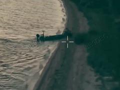 ウクライナ軍、史上初の「完全無人」上陸作戦を実施…海上ドローンから武装ロボットを展開 | Business Insider Japan