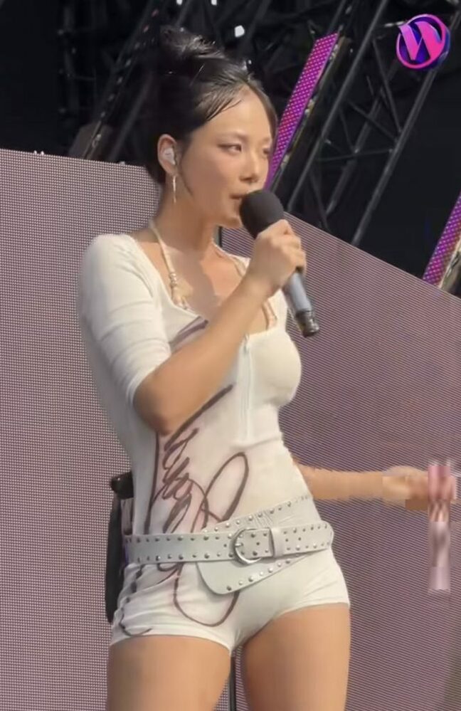 韓国人気歌手の「大胆」「挑発的」ステージ演出に賛否の声　写真枚　国際ニュース：AFPBB News