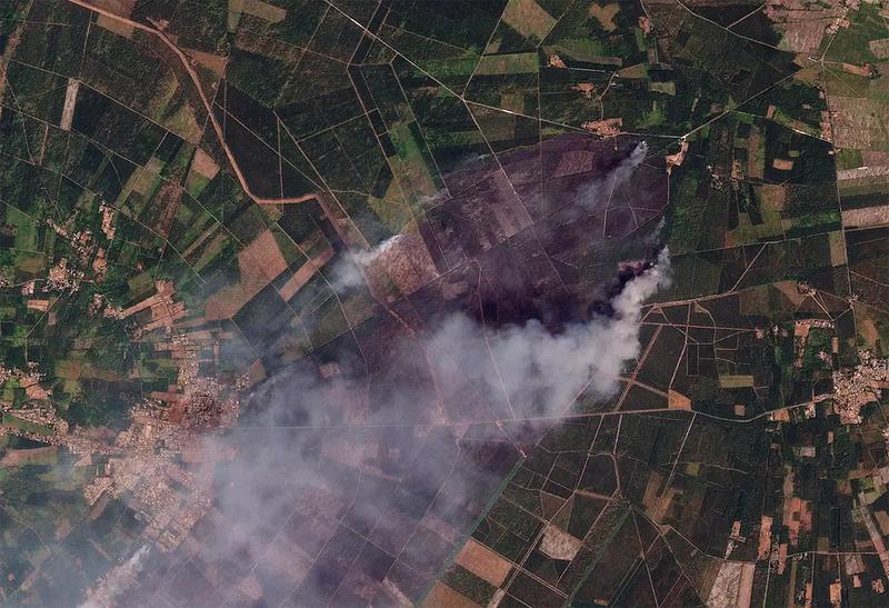 7月23日に撮影されたル・ポルジュ付近の様子。山火事によって焼失した地域と立ち上る煙をとらえている。