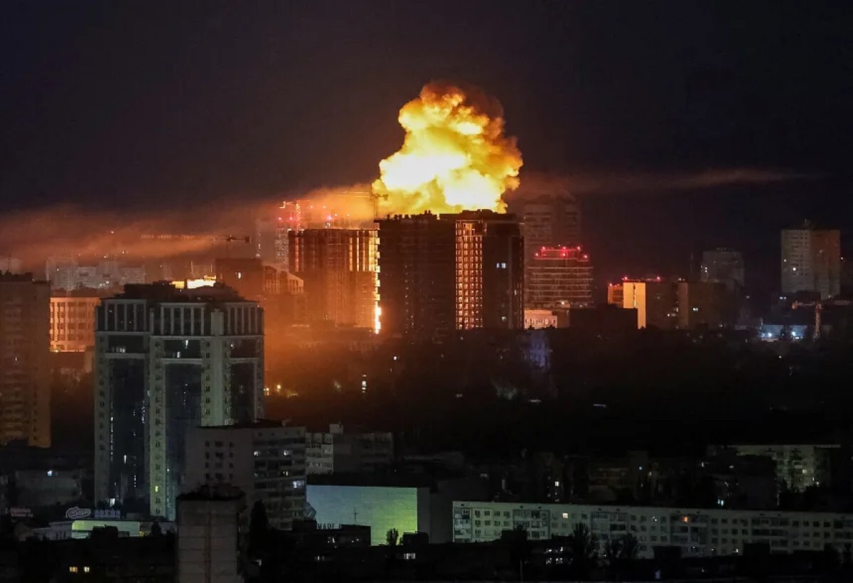 ロシアによるミサイルやドローン攻撃の最中、爆発が空を照らす様子=ウクライナ首都キーウ/Gleb Garanich/Reuters