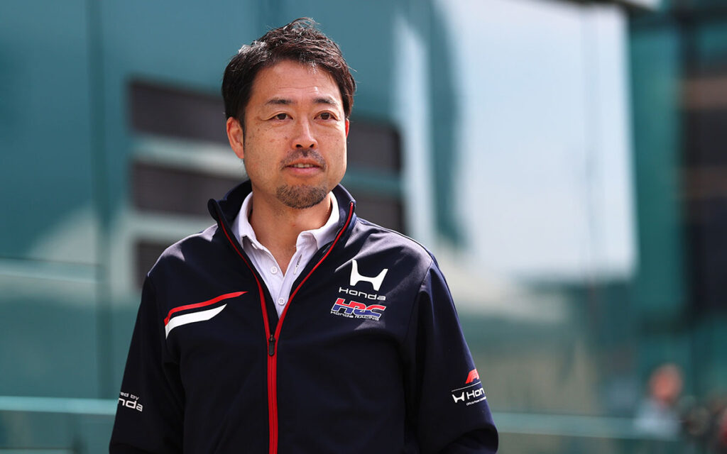 パドックを歩く折原慎太郎(ホンダ・レーシング トラックサイドゼネラルマネージャー兼チーフエンジニア)、2026年7月3日(金) F1イギリスGP FP1(シルバーストン・サーキット) | Formula1-Data / F1情報・ニュース速報解説 パドックを歩く折原慎太郎(ホンダ・レーシング トラックサイドゼネラルマネージャー兼チーフエンジニア)、2026年7月3日(金) F1イギリスGP FP1(シルバーストン・サーキット)