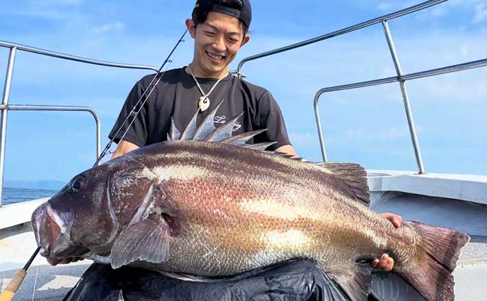 20kgオーバーの「イシナギ」堂々浮上!【船釣り釣果速報5選・三重】 | TSURINEWS 20kgオーバーの「イシナギ」堂々浮上!【船釣り釣果速報5選・三重】