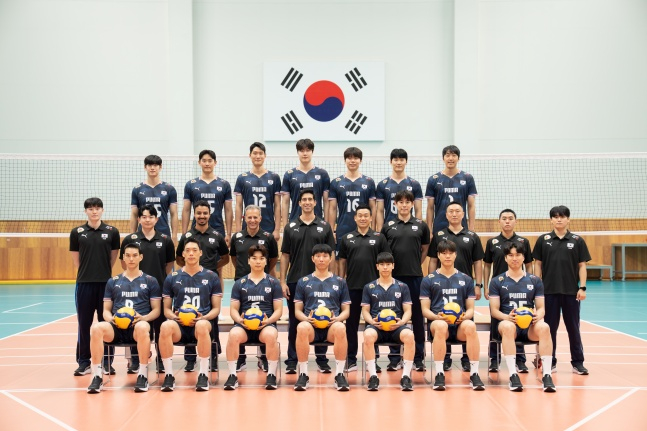 イサナエ·ラミレス監督率いる韓国男子バレーボール代表チーム。 /写真=大韓バレーボール協会提供