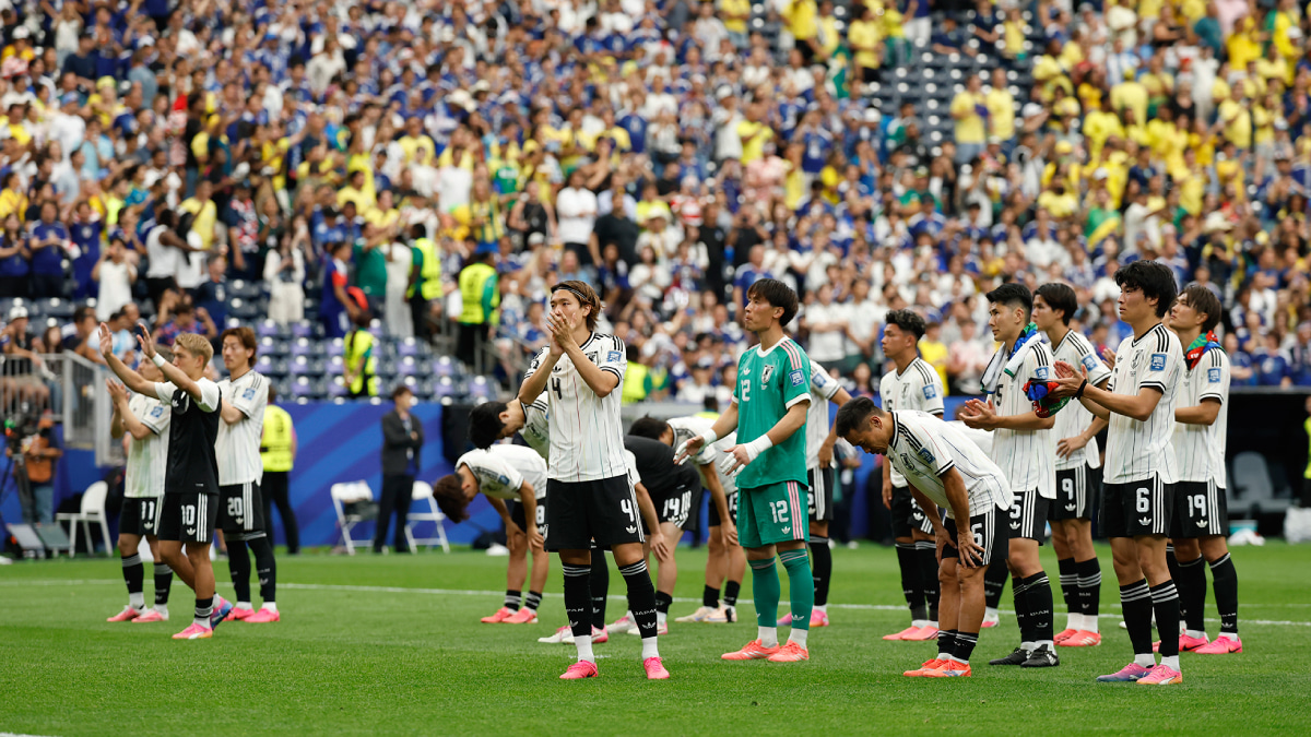 北中米W杯 決勝トーナメント1回戦 ブラジル×日本 試合後挨拶する日本代表