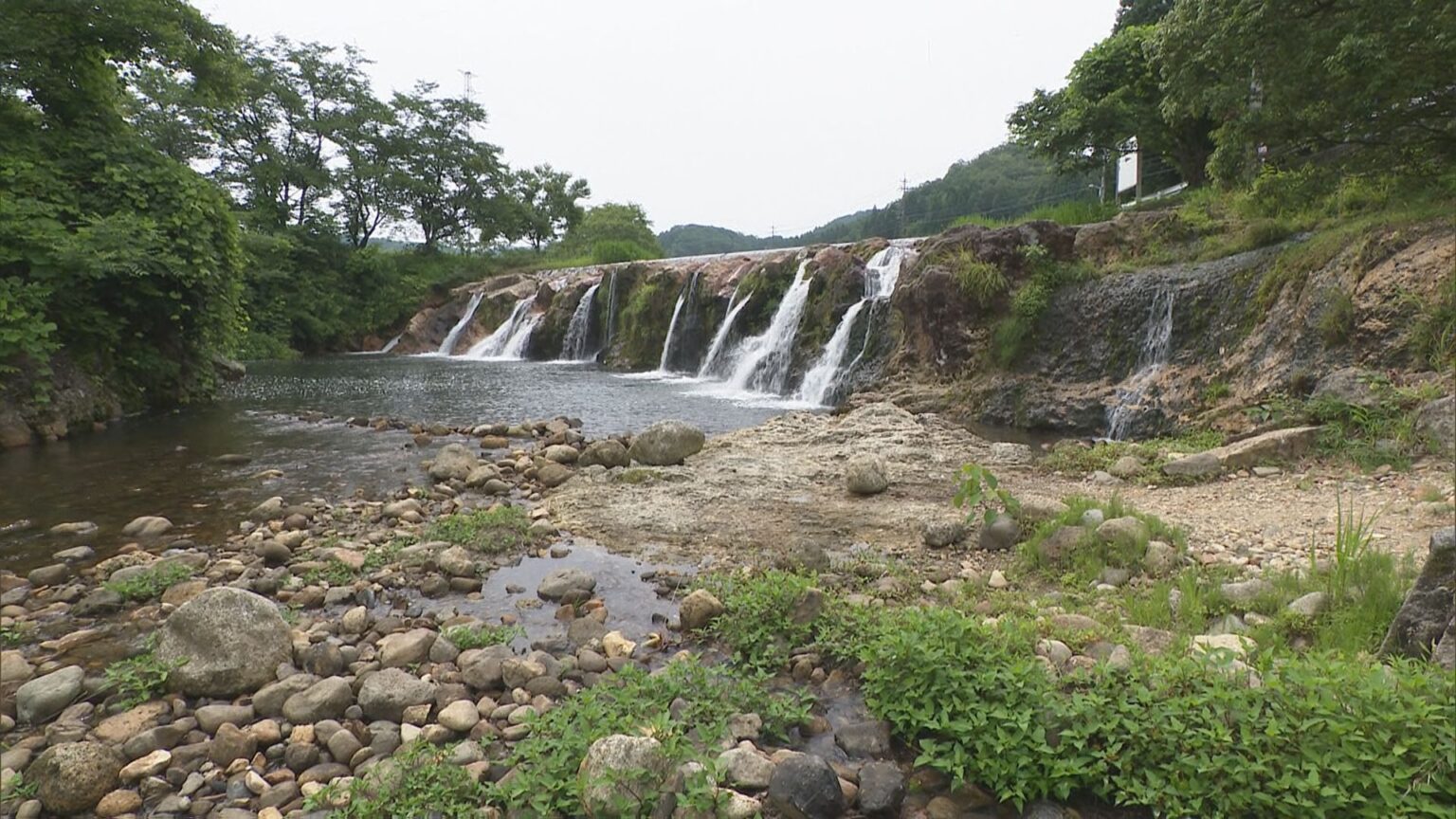 非常口の鍵を自ら開けたか…行方不明の10歳男児を発見も死亡確認 滝に沈んでいるのが見つかる 学校から約1キロ 石川・小松市の特別支援学校(TBS NEWS DIG Powered by JNN) 非常口の鍵を自ら開けたか…行方不明の10歳男児を発見も死亡確認 滝に沈んでいるのが見つかる 学校から約1キロ 石川・小松市の特別支援学校(TBS NEWS DIG Powered by JNN)