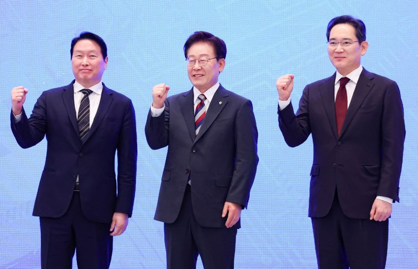 【時視各角】湖南半導体の最も簡単な段階、発表は終わった=韓国 | Joongang Ilbo | 中央日報 韓国の李在明(イ・ジェミョン)大統領とサムスン電子の李在鎔(イ・ジェヨン)会長、SKグループの崔泰源(チェ・テウォン)会長が29日、青瓦台(チョンワデ、大統領府)で開かれた「大韓民国大飛躍3大メガプロジェクト国民報告会」で拳を握っている。青瓦台写真記者団
