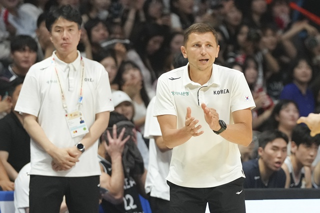 選手たちを励ますニコラス·マズルス監督（右）。 /写真=大韓民国バスケットボール協会提供