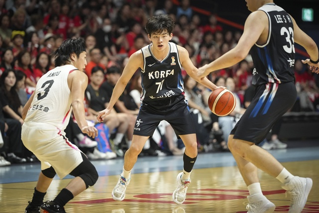 ドリブルに集中するカン·ソンウク（中央）。 /写真=大韓民国バスケットボール協会提供