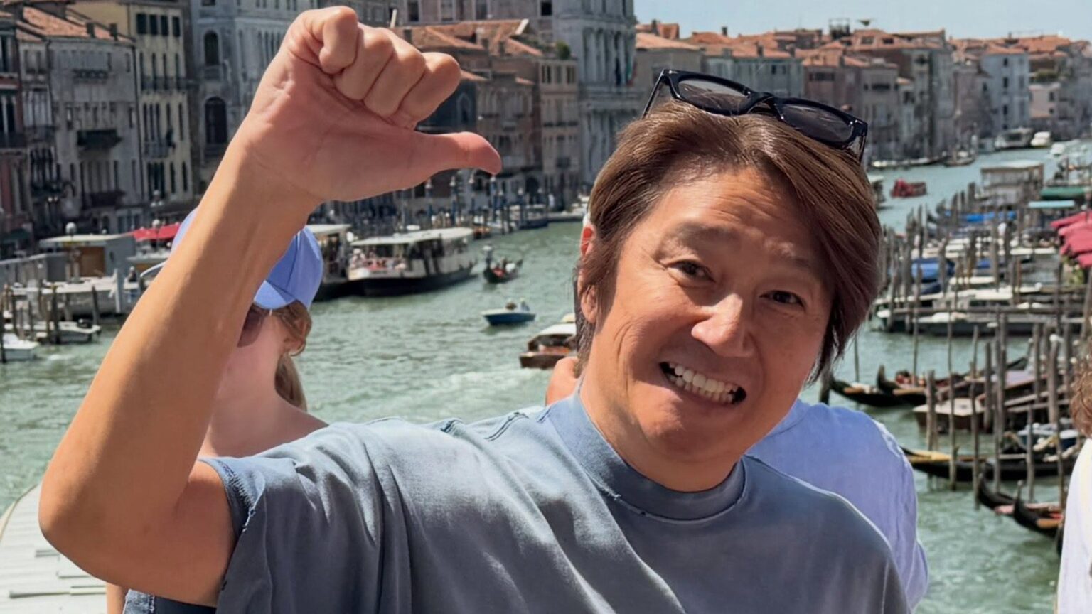 近藤真彦 人生初ヴェネツィアでの“絵になる”ショットに反響!イタリアの風景に溶け込んだ姿に「どこにいてもステキなマッチ」（めざましmedia） - Yahoo!ニュース