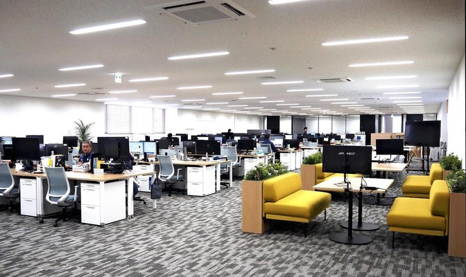 開発棟の４階。コミュニケーションを取りやすくするため、ついたてなどは設置していない（広島県福山市で）
