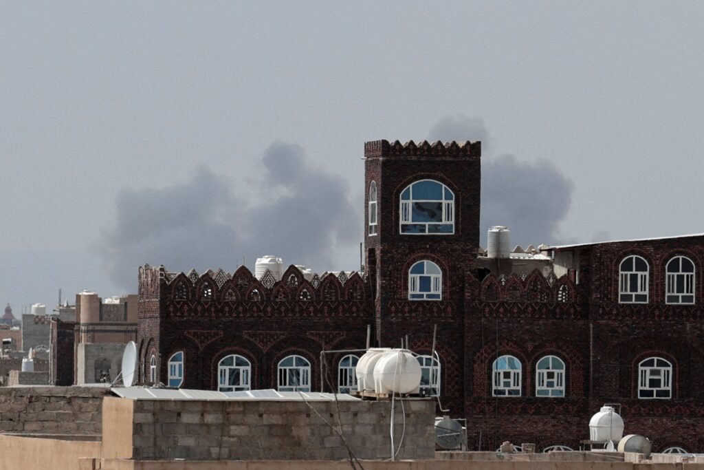 動画には滑走路で大爆発が起こり、黒煙が立ち上る様子が…イエメンの国際空港が攻撃され爆発、4年維持されてきた停戦が崩れ去る(ニューズウィーク日本版) – Yahoo!ニュース 動画には滑走路で大爆発が起こり、黒煙が立ち上る様子が…イエメンの国際空港が攻撃され爆発、4年維持されてきた停戦が崩れ去る(ニューズウィーク日本版) - Yahoo!ニュース