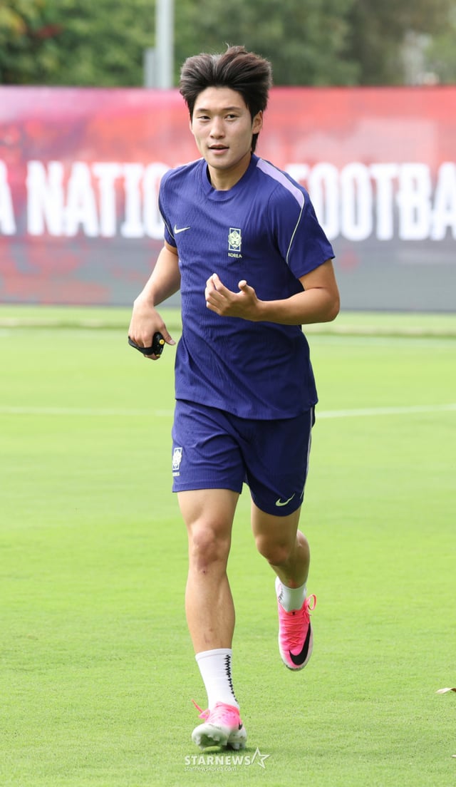 サッカーの大韓民国代表チームが20·26北中米ワールドカップ（W杯）を5日後に控え、6日、メキシコ·グアダラハラのチバス·ベルデバイェで初練習を行った。  ペ·ジュンホがランニングトレーニングをしている。 /写真=キム·ジンギョン待機者