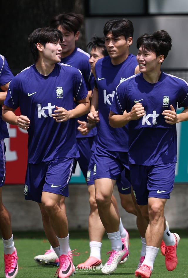 2026年北中米ワールドカップ（W杯）に出場した大韓民国サッカー国家代表チームが、メキシコ·グアダラハラのチバス·ヴェルデ·バジェで回復訓練を行った。 ペ·ジュンホ（左）をはじめとする選手たちがランニング訓練をしている。 /写真=キム·ジンギョン待機者