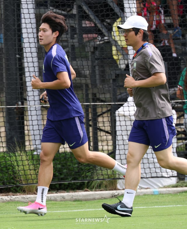 サッカーの大韓民国代表チームが20·26北中米ワールドカップ（W杯）を5日後に控え、6日、メキシコ·グアダラハラのチバス·ベルデ·バジェで初練習を行った。  ペ·ジュンホ（左）がランニングトレーニングをしている。 /写真=キム·ジンギョン待機者