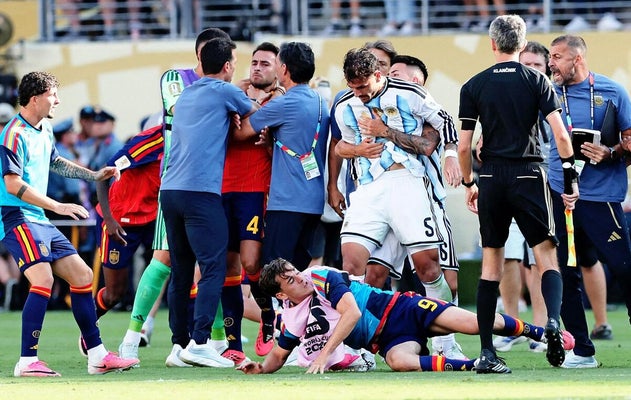 試合後の乱闘騒ぎの中で制止されるアルゼンチンのパレデス（こちら向きの５番）＝ロイター