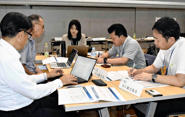 インバウンド誘致について話し合う策定委員会のメンバーら（１３日、鳥取県米子市で）