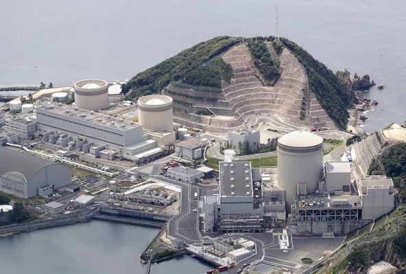 関西電力・美浜原子力発電所（左から）１号機、２号機、３号機。福井県美浜町で、読売ヘリから