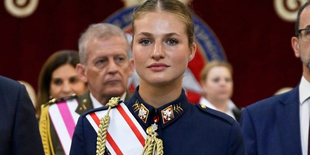 スペインの未来の女王、レオノール王女が3年間の軍事訓練を修了　国王夫妻が式典に出席、王女を祝福する | カルチャー | ELLE ［エル デジタル］