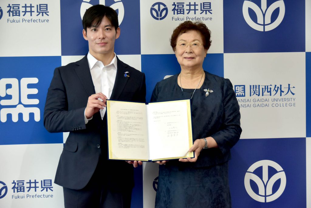 福井県と関西外大は「就職支援に関する協定」を締結し、石田嵩人知事と谷本榮子理事長が協定書を交わしました | NEWS | 広報サイト 福井県と関西外大は「就職支援に関する協定」を締結し、石田嵩人知事と谷本榮子理事長が協定書を交わしました | NEWS | 広報サイト
