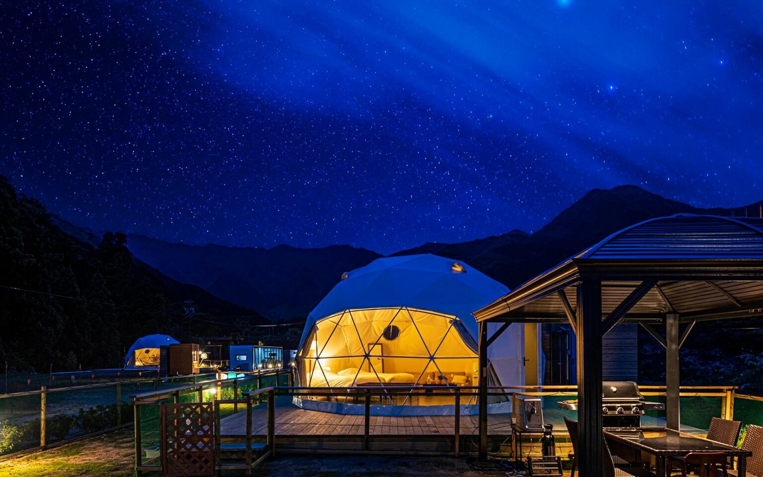 【三重・熊野】サウナもピザ作りも全部無料!星空グランピング「Nature Glamping OFFLEEK(オフリーク)」が遊び・食・癒しを贅沢に満喫するオールインクルーシブプランを販売開始 | 株式会社ブッキングリゾートのプレスリリース 【三重・熊野】サウナもピザ作りも全部無料!星空グランピング「Nature Glamping OFFLEEK(オフリーク)」が遊び・食・癒しを贅沢に満喫するオールインクルーシブプランを販売開始 | 株式会社ブッキングリゾートのプレスリリース
