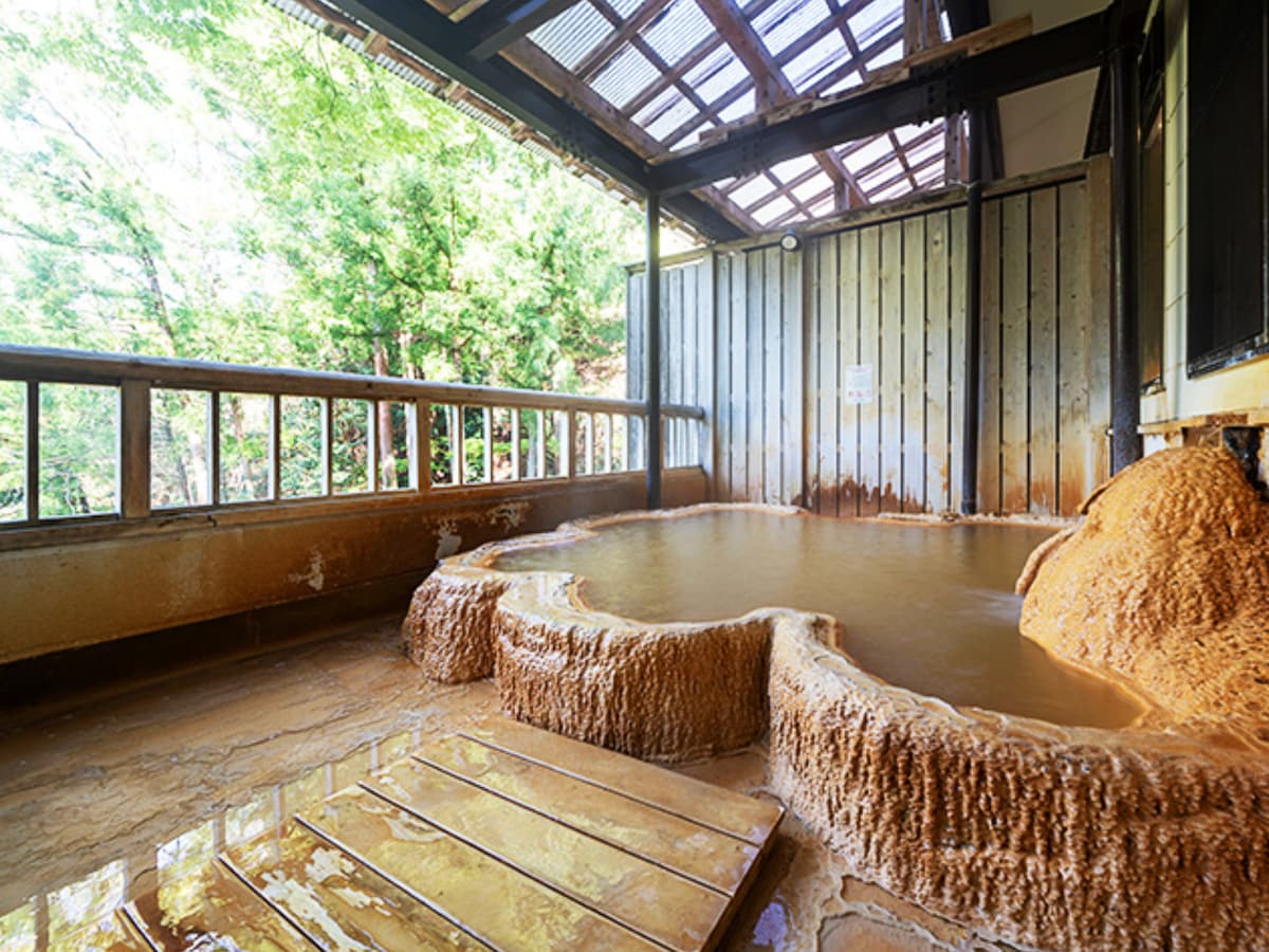 【奈良県の人気日帰り温泉】「入之波温泉 山鳩湯」は大自然の絶景と100％源泉かけ流しが自慢の施設。ケヤキの丸太風呂で濃厚な湯を堪能