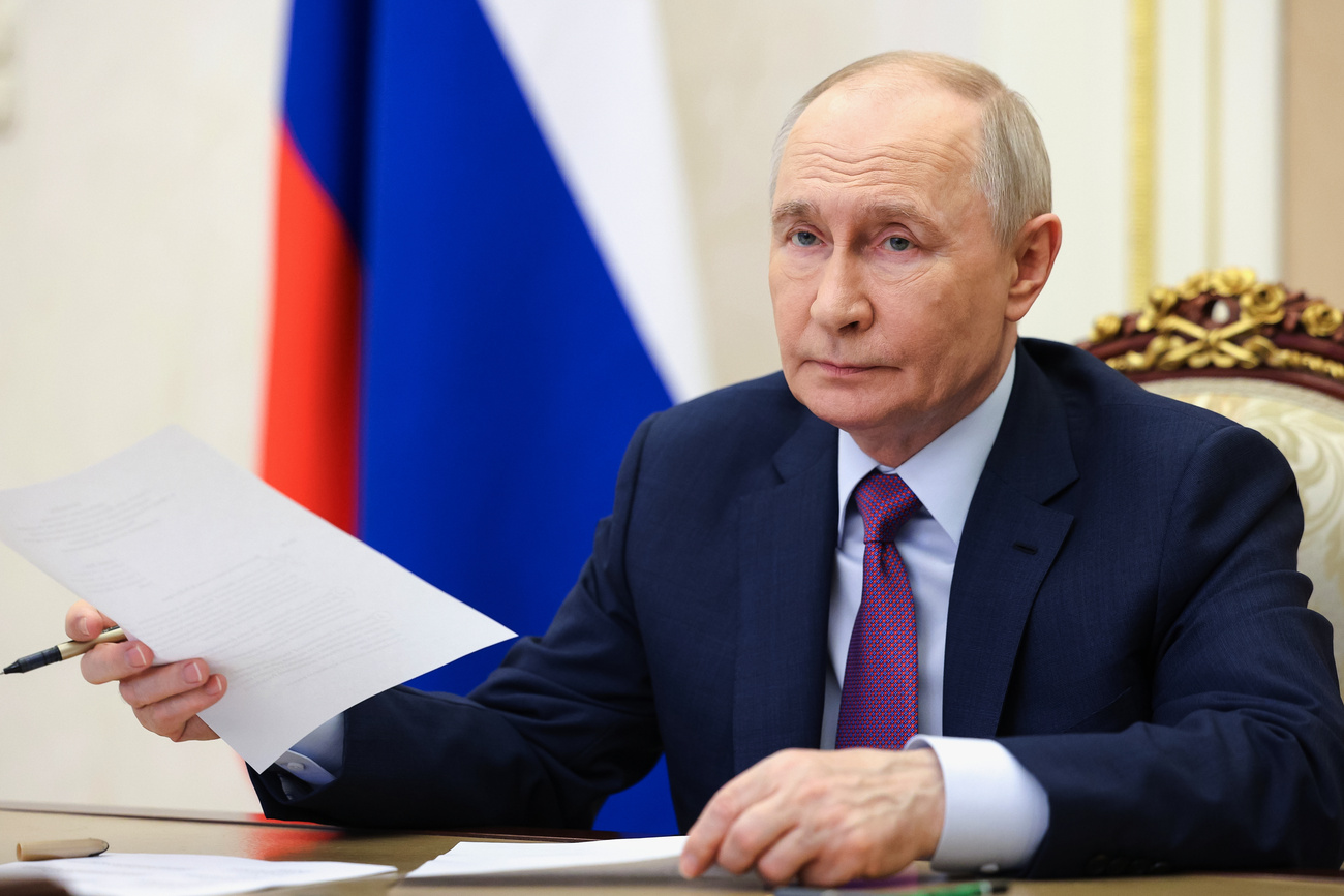 ビデオ会議を主催するロシアのウラジーミル・プーチン大統領。同国の首都モスクワのクレムリン宮殿にて。6月2日撮影
