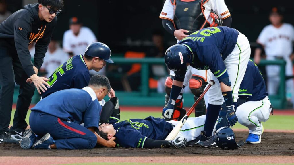 頭部死球のヤクルト・松下歩叶は頭部打撲 池山監督「大事に至らなかったことがよかった」 今後は症状に合わせて対応 – サンスポ 頭部死球のヤクルト・松下歩叶は頭部打撲 池山監督「大事に至らなかったことがよかった」 今後は症状に合わせて対応 - サンスポ
