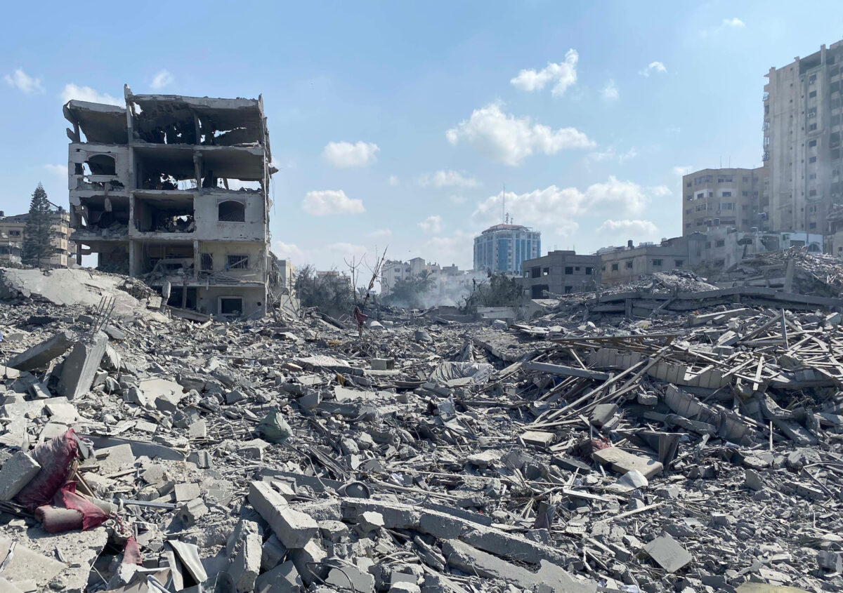 イスラエルによる空爆にさらされたガザのリマル地区