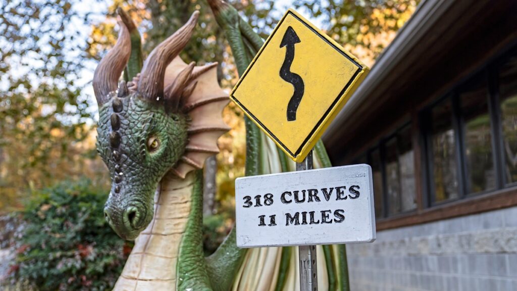 ここでは、あらゆるカーブに死が潜んでいる　全長17.7km、318ものカーブがある世界で最も危険な道路のひとつ「テール オブ ザ ドラゴン」とは？（AutoBild Japan） | 自動車情報・ニュース