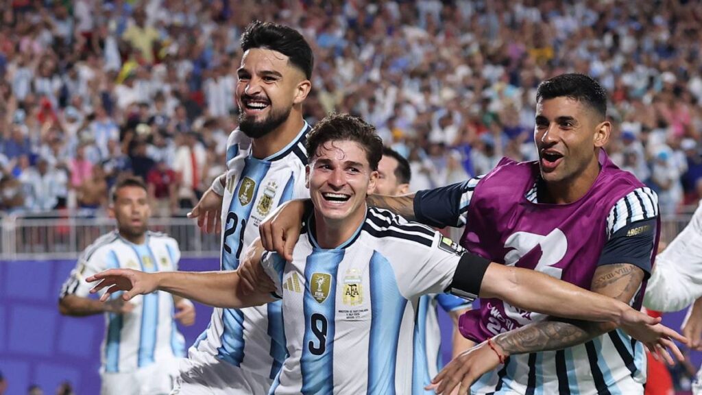 アルゼンチン代表が延長後半に劇的勝ち越し! FWアルバレスがスーパーゴール! 数的不利のスイスは痛恨の失点 | フットボールチャンネル アルゼンチン代表