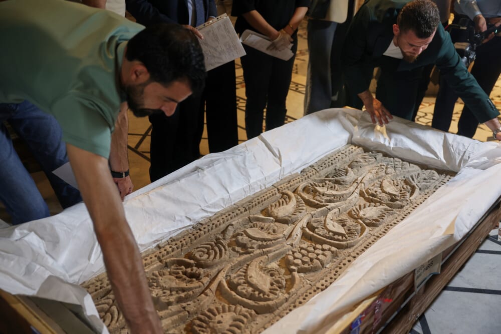 France returns 23 Syrian treasures after 15 years as Macron visits Damascus | World News France returns 23 Syrian treasures after 15 years as Macron visits Damascus